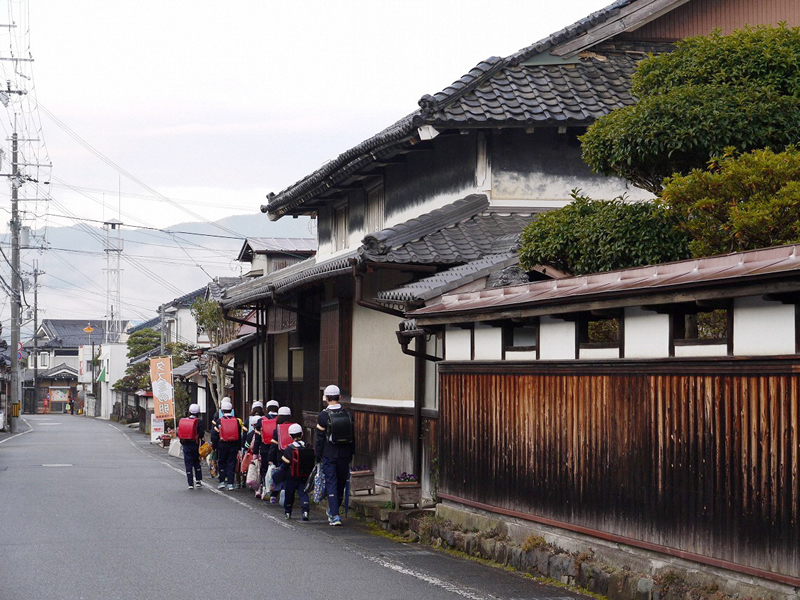 宿場町(粟賀町)を通る銀の馬車道